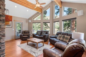 TV, fireplace, video library - Leavenworth Mtn. Retreat -Home Close to Town (Cashmere)