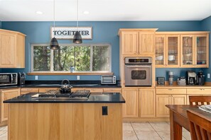 Fridge, microwave, oven, stovetop - Leavenworth Mtn. Retreat -Home Close to Town (Cashmere)