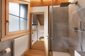 Shower, free toiletries, towels