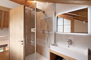 Dusche, kostenlose Toilettenartikel, Handtücher