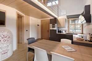 Fridge, microwave, stovetop, dishwasher - Holiday Apartment Chalet Monteneve Bordeaux with Mountain View, Balcony & Wi-Fi (Livigno)