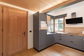 Fridge, microwave, stovetop, dishwasher - Holiday Apartment Chalet Monteneve Bordeaux with Mountain View, Balcony & Wi-Fi (Livigno)