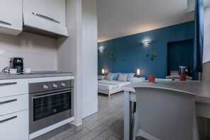 Refrigerador, horno, cafetera/tetera, tetera/pava eléctrica