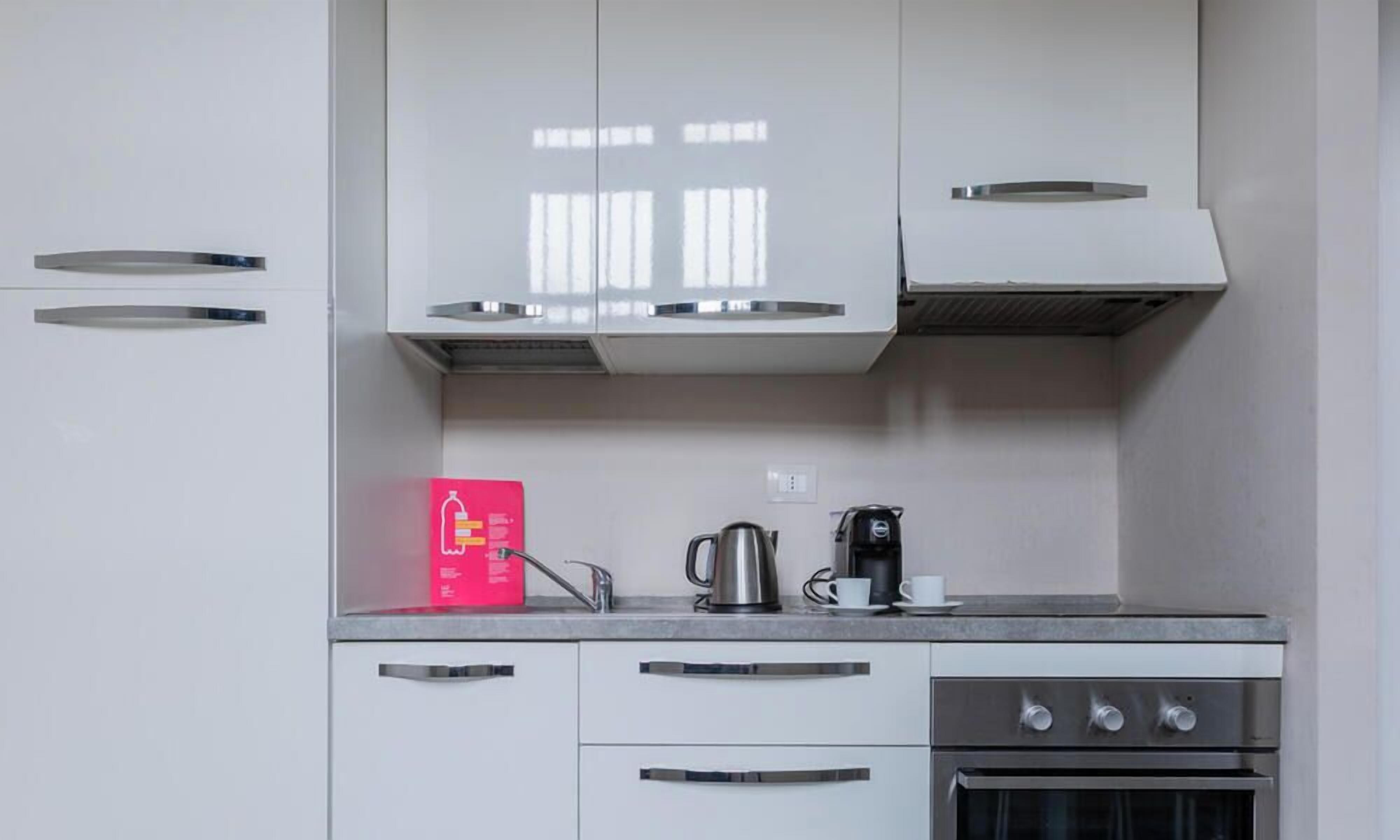 Réfrigérateur, four, cafetière/bouilloire, bouilloire électrique