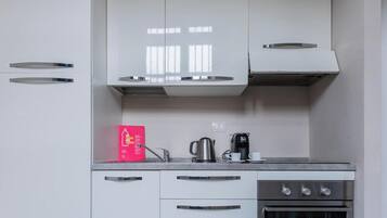 Kühlschrank, Ofen, Wasserkocher mit Kaffee-/Teezubehör, Wasserkocher