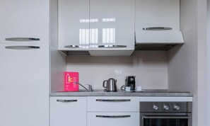 Réfrigérateur, four, cafetière/bouilloire, bouilloire électrique