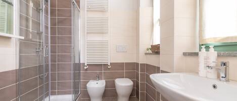 Douche, séchoir à cheveux, serviettes fournies