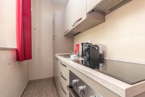 Frigorifero, forno, macchina per tè/caffè, bollitore elettrico