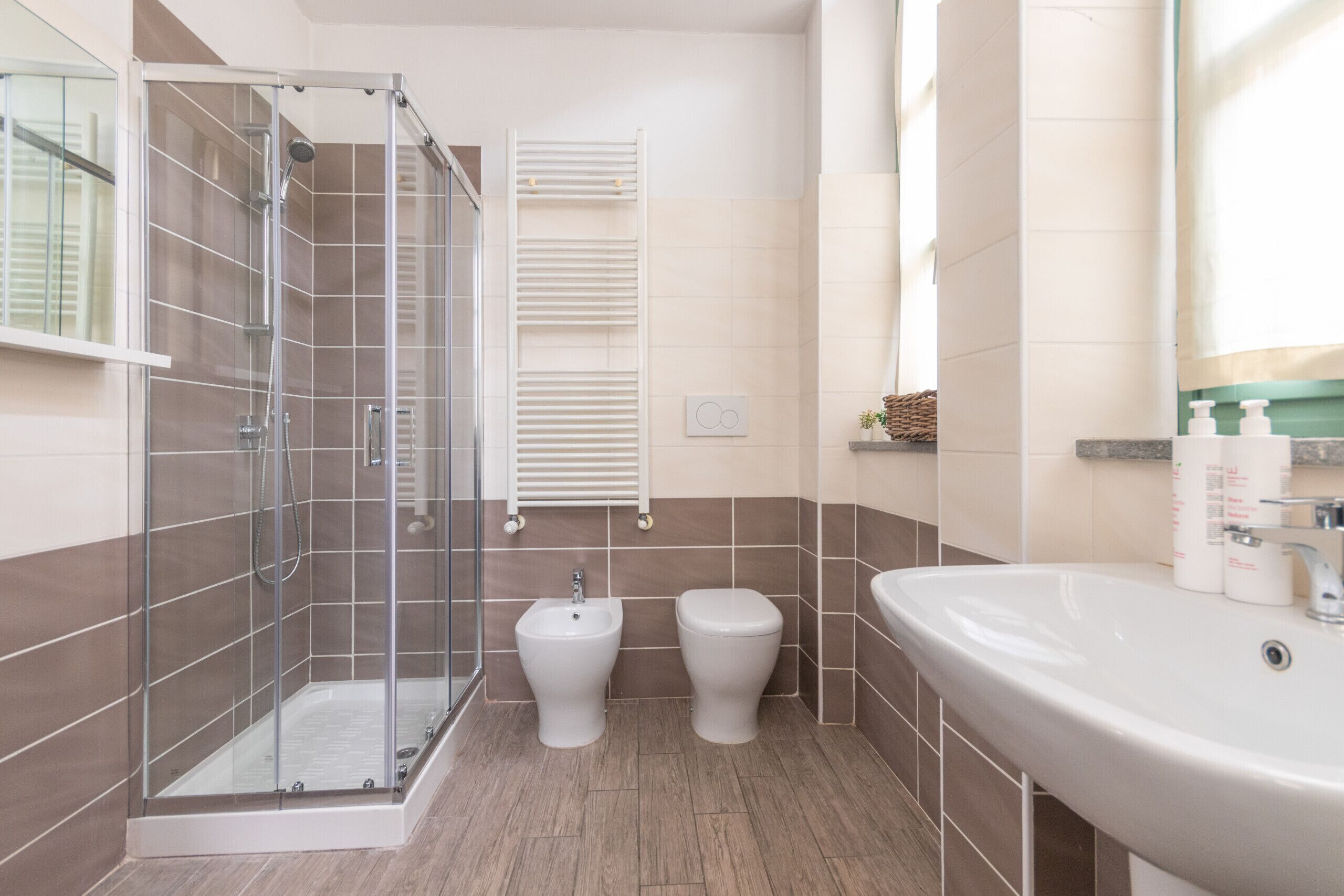 Dusche, Haartrockner, Bidet, Handtücher