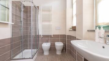 Dusche, Haartrockner, Bidet, HandtĂŒcher