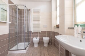 Douche, sèche-cheveux, bidet, serviettes fournies