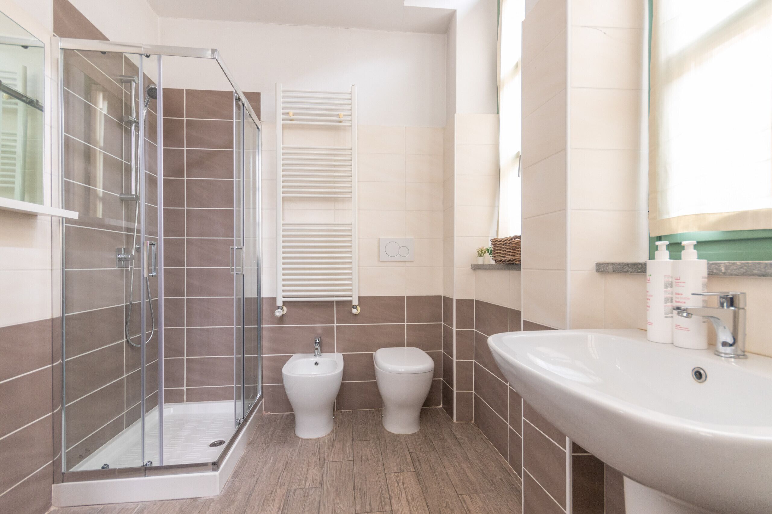 Douche, sèche-cheveux, serviettes fournies, savon