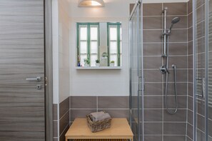 Dusche, Haartrockner, Bidet, Handtücher