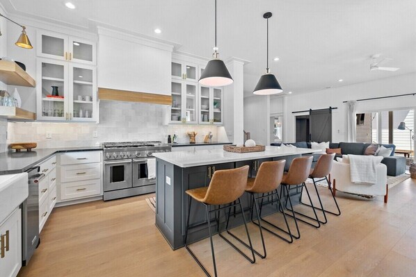 Fridge, microwave, oven, stovetop - The Weekender House - Pool - Downtown (Bentonville)