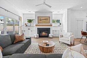 TV, fireplace, offices - The Weekender House - Pool - Downtown (Bentonville)