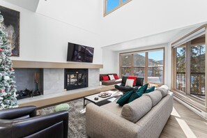 Smart TV, fireplace - Top Floor Unit w/ Private Balcony for Mountain Views & Outdoor Seating! (Keystone)