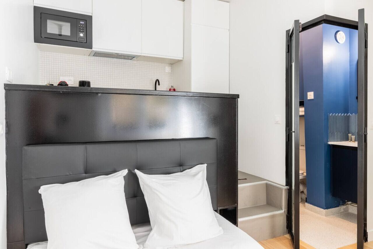 Tabla de planchar con plancha, wifi y ropa de cama 