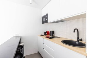 Mikrowelle, Wasserkocher mit Kaffee-/Teezubehör, Toaster