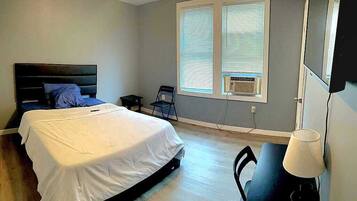 4 bedrooms, in-room safe, desk, iron/ironing board
