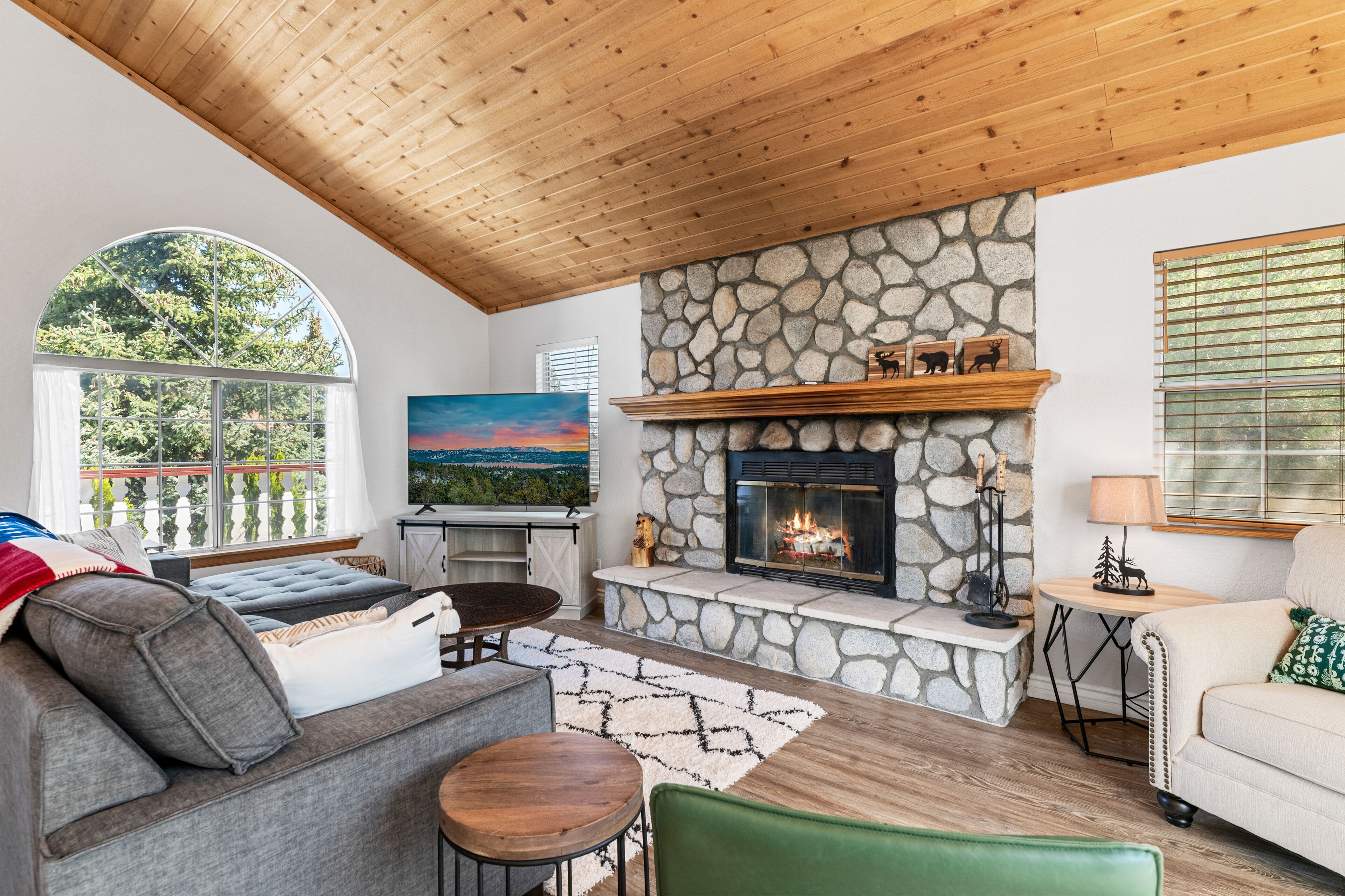 Super cute & NEW! Hot Tub. Close to Lake Village & Slopes.