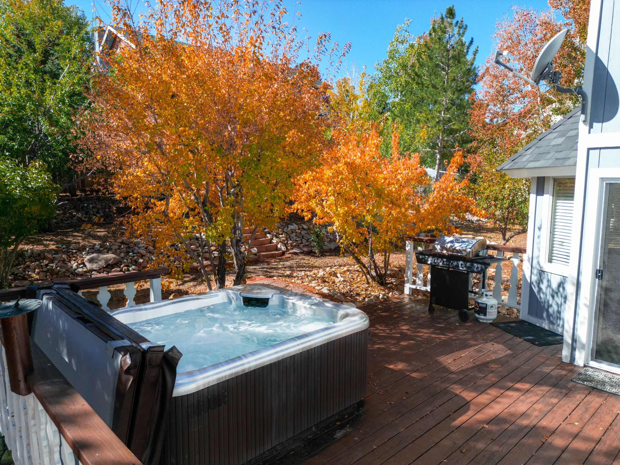 Super cute & NEW! Hot Tub. Close to Lake Village & Slopes.