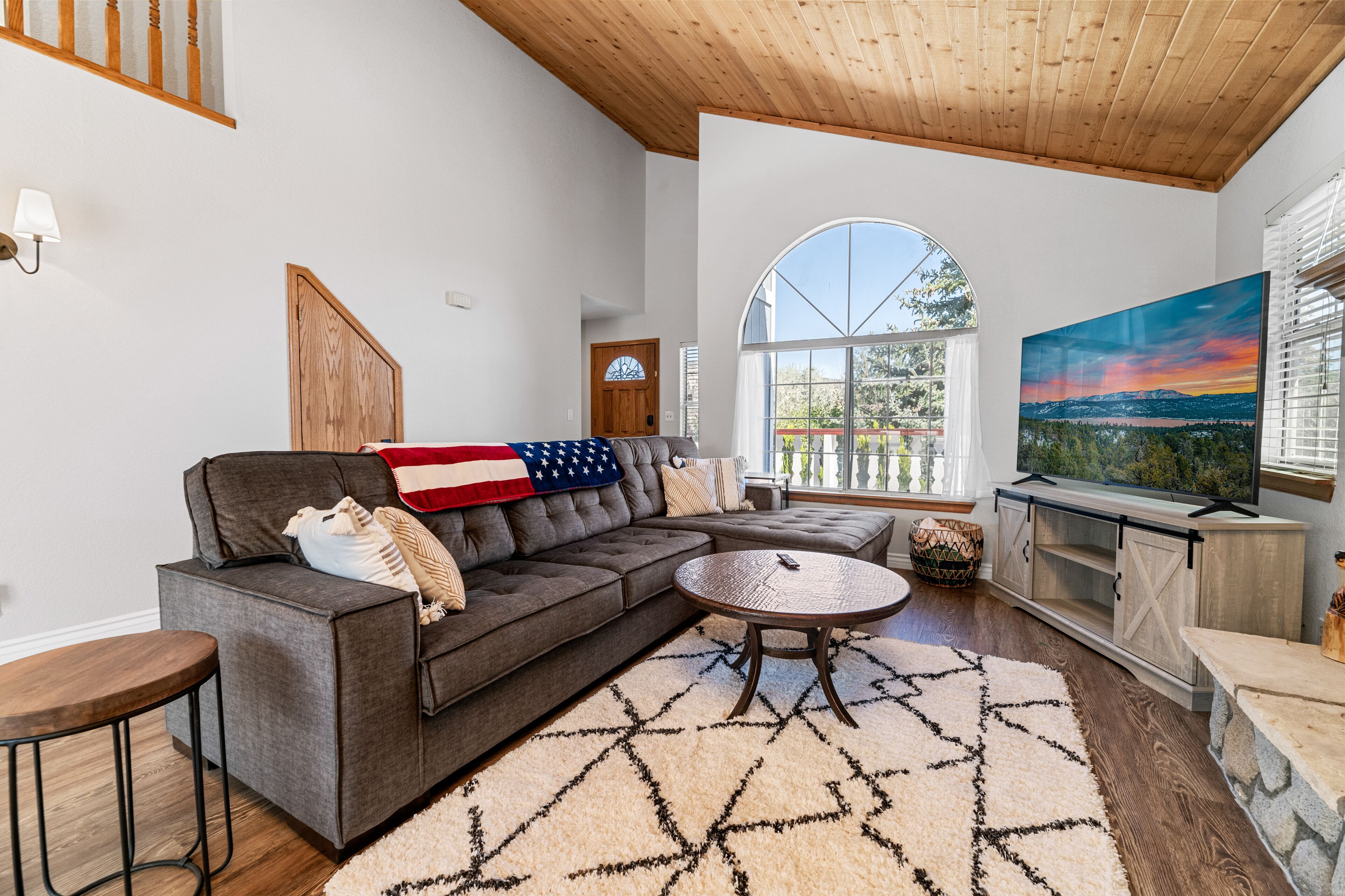 Super cute & NEW! Hot Tub. Close to Lake Village & Slopes.