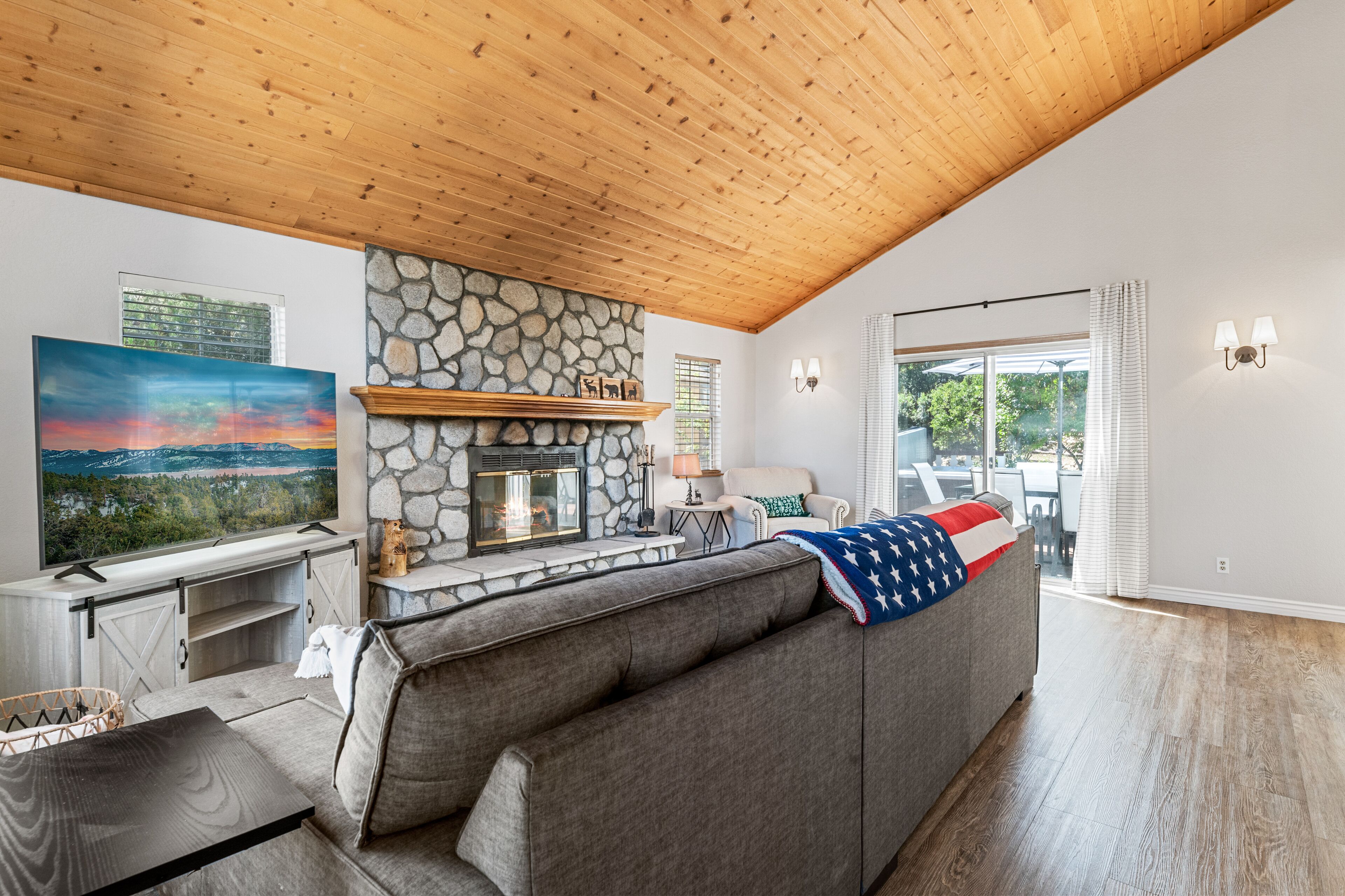 Super cute & NEW! Hot Tub. Close to Lake Village & Slopes.