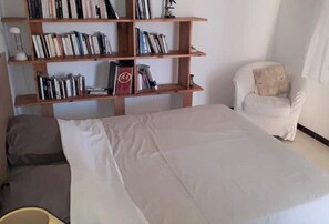 1 chambre, fer et planche à repasser, lit parapluie, Wi-Fi gratuit