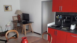 Fridge, microwave, oven, stovetop - A bright apartment for a successful stay close to the sea (Hyères)