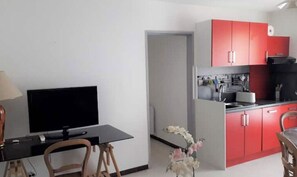 Fridge, microwave, oven, stovetop - A bright apartment for a successful stay close to the sea (Hyères)