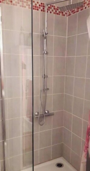 Dusche, Haartrockner, Handtücher, Seife