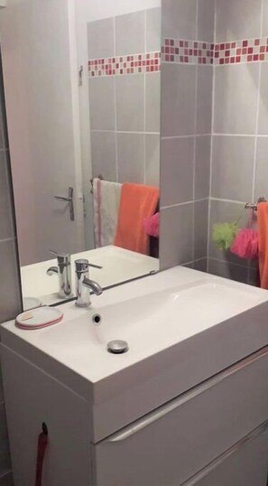Shower, hair dryer, towels, soap - A bright apartment for a successful stay close to the sea (Hyères)