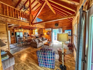 Flachbildfernseher, Kamin, Tischfußball