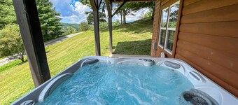 Breezy River Mtn Cabin - 3BR/3BA cabin with Hot Tub, WiFi, River Access