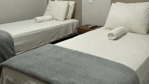 Phòng đôi hoặc 2 giường đơn Tiêu chuẩn | Khu vực làm việc phù hợp cho laptop, bàn ủi/dụng cụ ủi quần áo 