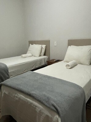 Chambre Standard double ou avec lits jumeaux | Espace de travail pour ordinateurs portables, fer et planche Ă repasser