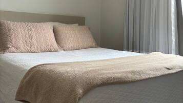 Quarto clássico | Espaço de trabalho para notebook, ferros/tábuas de passar roupa