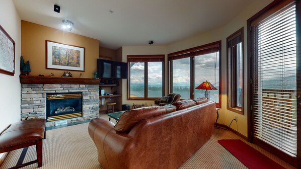 Smart TV, fireplace, DVD player