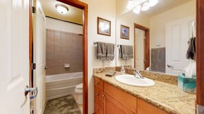 Combined shower/tub, towels