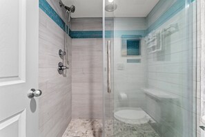 Combined shower/bathtub, towels