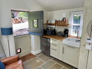 Coffee/tea maker, fridge, microwave, stovetop