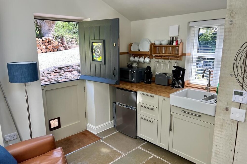Rural self-contained annexe. Close to Dartmoor, Tamar River & historic towns