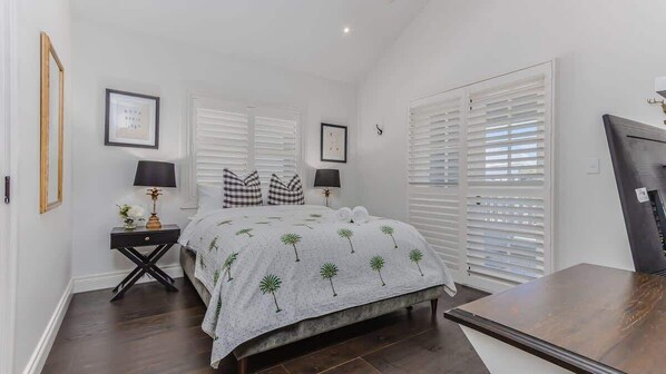 5 bedrooms, iron/ironing board, WiFi (free), bed sheets - The Jasmine Gate (Casuarina)