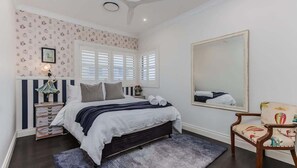 5 bedrooms, iron/ironing board, free WiFi, bed sheets - The Jasmine Gate (Casuarina)