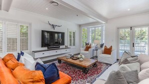 TV, offices - The Jasmine Gate (Casuarina)