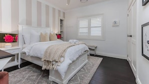 5 bedrooms, iron/ironing board, WiFi (free), bed sheets - The Jasmine Gate (Casuarina)