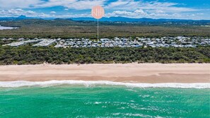 沙滩椅、沙滩毛巾