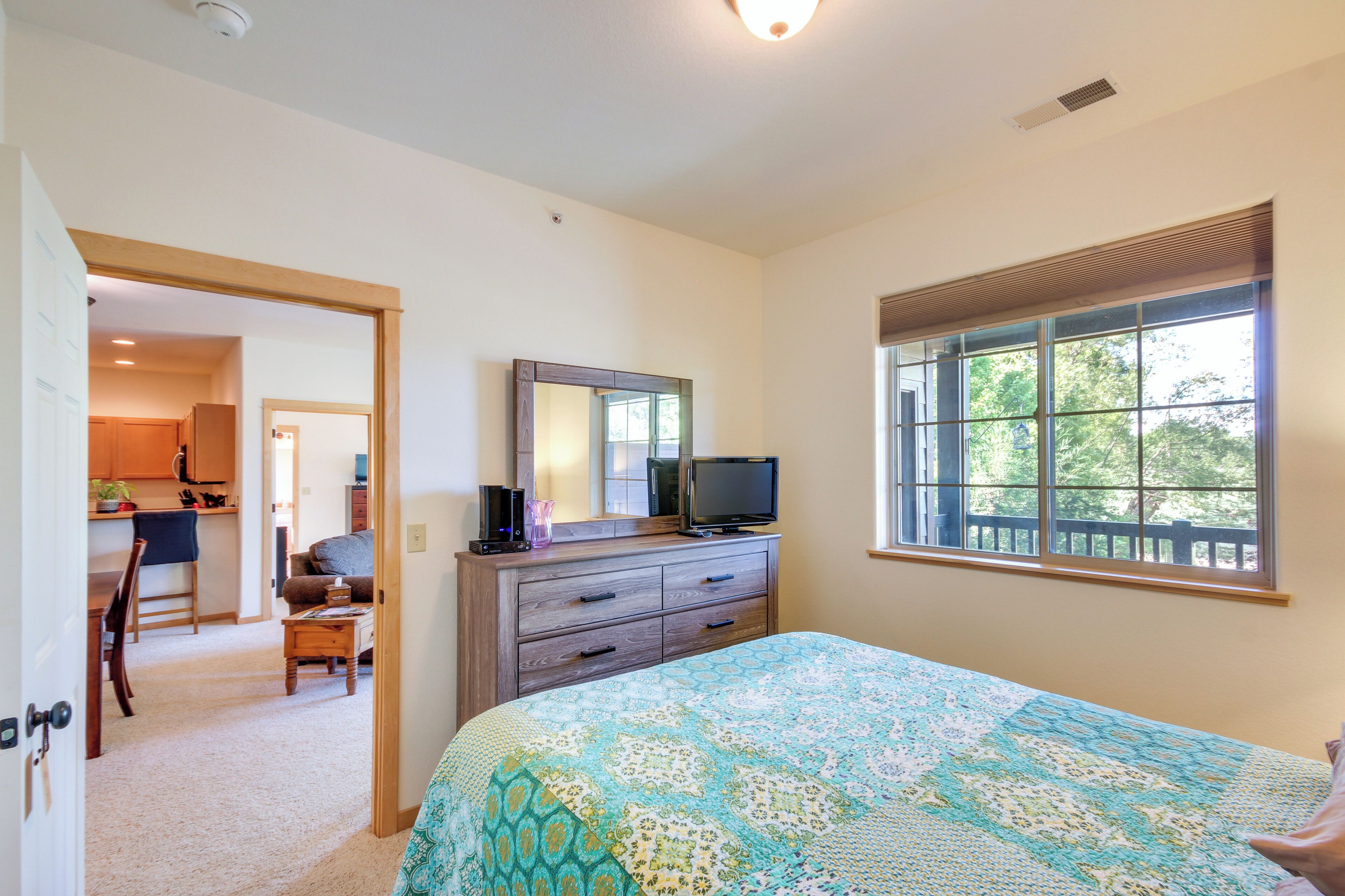 2 bedrooms, desk, free internet, bed sheets