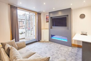 Una televisión de pantalla plana, una chimenea