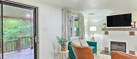 Älytelevisio, takka, kirjoja